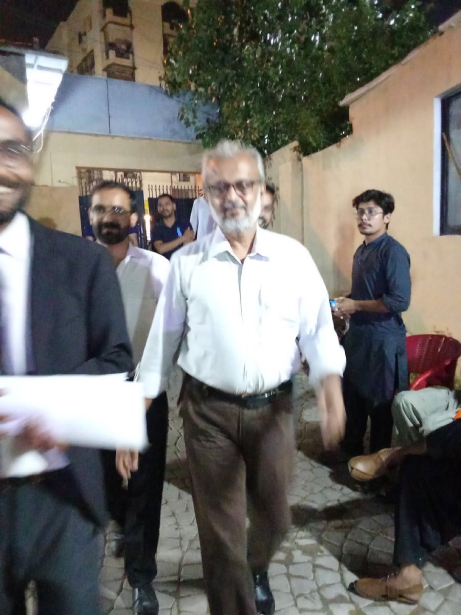 پروفیسر صاحب کی مشابت تھوڑی سی قاضی فائز عیسی نامی شخصیت سے ہے۔  لیکن پروفیسر کا ضمیر زندہ ہے۔  قاضی صاحب کا دہی لینے گیا تھا واپس نہ آیا۔