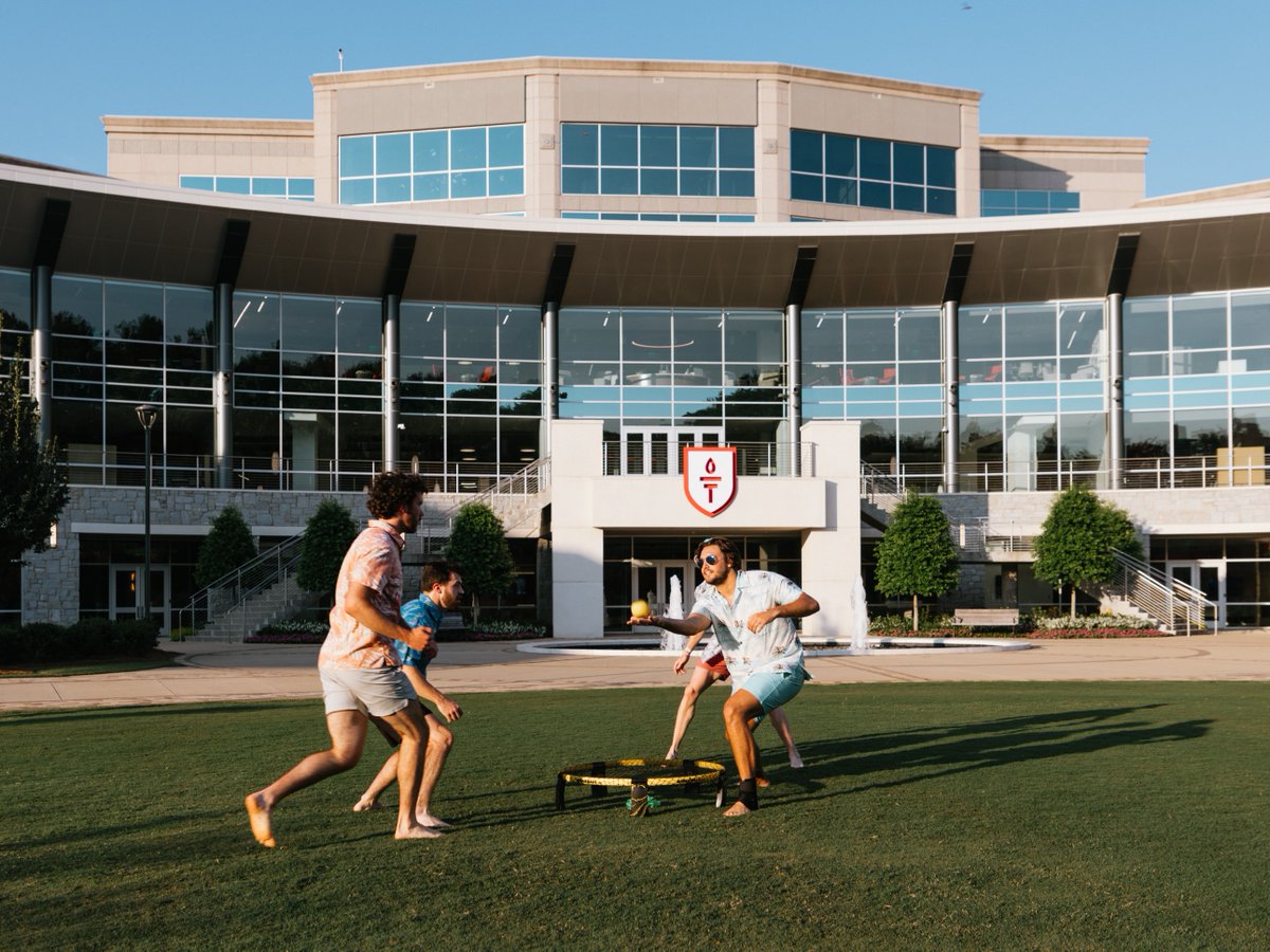 Throwback to Luau on the Lawn! We welcomed the new semester with joy, embraced the end of summer, and reflected on all the amazing things God has done.  🌺