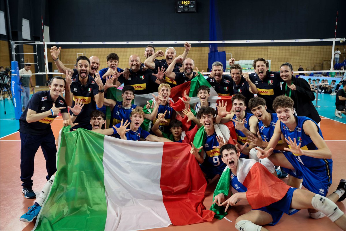Grandissimi gli azzurrini under 17, capaci rimontare 2 set contro l'Argentina e vincere a Sofia il titolo Mondiale di categoria 🏆🥇🇮🇹  Questo trofeo conferma la forza del nostro movimento. 

Complimenti ai ragazzi e a tutto lo staff👏

#LaNazionale <a href="/volleyballworld/">Volleyball World</a> <a href="/Federvolley/">Federvolley ⭐️⭐️⭐️⭐️⭐️⭐️⭐️</a>
