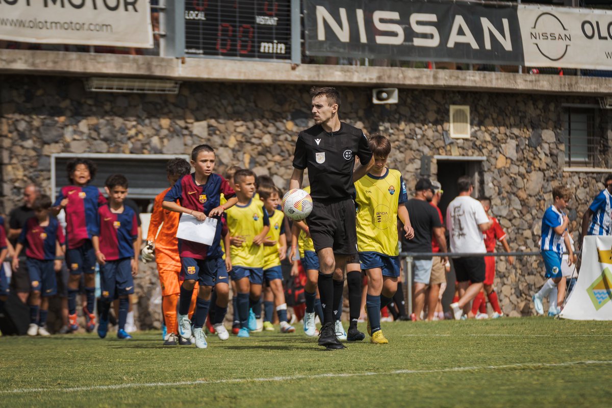 daviddarne's tweet photo. Quan un club petit, però immens com el @cefboscdetosca aconsegueix crear un torneig memorial com  aquest, és per estar orgullos de formar part de la gran familia groga! Humiltat i treball són el gran secret per ser un equip de Champions! Va per tu Licu! 💛💙 https://t.co/ub2i3LQrkF