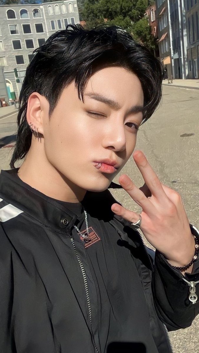 cgvantaes's tweet photo. eyyyy hbd pareng jikey reto mo nga ko sa tropa mong si taehyung https://t.co/vhjFp6bGNu