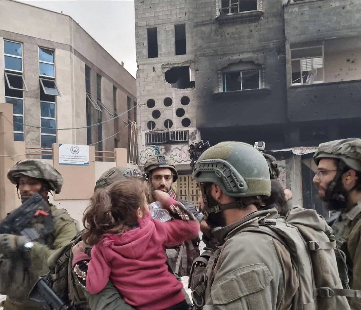 tamerqdh's tweet photo. تعليقاً على شهادة الجندي التي تم نقلها بواسطة يونس ، أرى أن كلماته مخادعة. 
أولاً، حديثه عن أن الطفلة مع رجل مسن خرجت بالقرب من معبر رفح في أواخر شهر يوليو، يبدو غير منطقي. الإجتياح البري كان قد بدأ هناك منذ شهور، وتم تدمير المنطقة بشكل كامل، ولا يمكن لأحد العيش هناك بسبب نقص الطعام والماء وحجم الدمار ، لم يعد هناك منازل على مدى اكثر من 800 متراً من الحدود ومعبر رفح . 

الفتاة الصغيرة كانت برفقة مسن، ولا أعتقد أنها ابنته. لكن أين عائلة الطفلة؟ وماذا تفعل الطفلة مع مسن؟ وإن كان جدها اسمه طلعت، فلن تكون الطفلة ضحى طلعت. أشك في صحة الاسم؛ لماذا لم يذكر لقبها العائلي؟ خاصة أن هذا هو ما نستخدمه في التعريف عن أنفسنا وليس اسم الأب! .. 

لا أصدق كل الشهادة؛ هناك الكثير من الأمور المخفية، وكلامه يبدو مجرد تضليل لإبعاد الأنظار عن الحقيقة .

بالإضافة إلى ذلك، هناك أشخاص استخدموا الصورة في الأسفل لفتاة أخرى زاعمين أنها نفس الفتاة، ولكن في الحقيقة هي فتاة أخرى غير التي قمت بالكشف عنها ولكن فهموا تغريدة يونس بطريقة اخرى . 

لنستمر في البحث والنشر أكثر حتى نصل إلى مصادر محلية تساعدن�� في كشف أسم الفتاة وحقيقة ماحدث ، ان كانت الفتاة وعائلتها على قيد الحياة .
