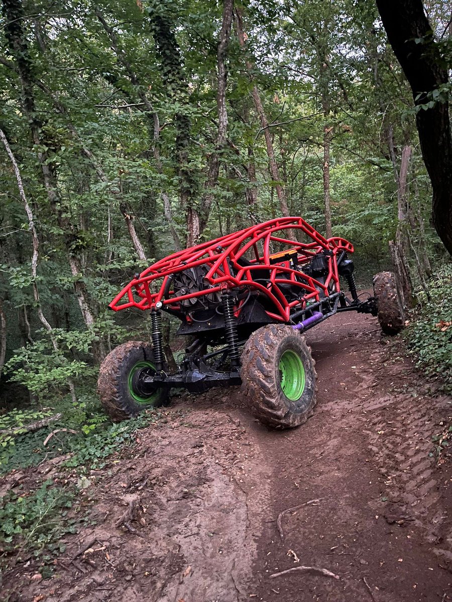 CaptAlpha's tweet image. Вот такой рок-краулер я построил своими руками за 6 месяцев. Себестоимость 650 000 рублей. 300 л.с. Мосты от Газели. Прёт так, что аж страшно становится.