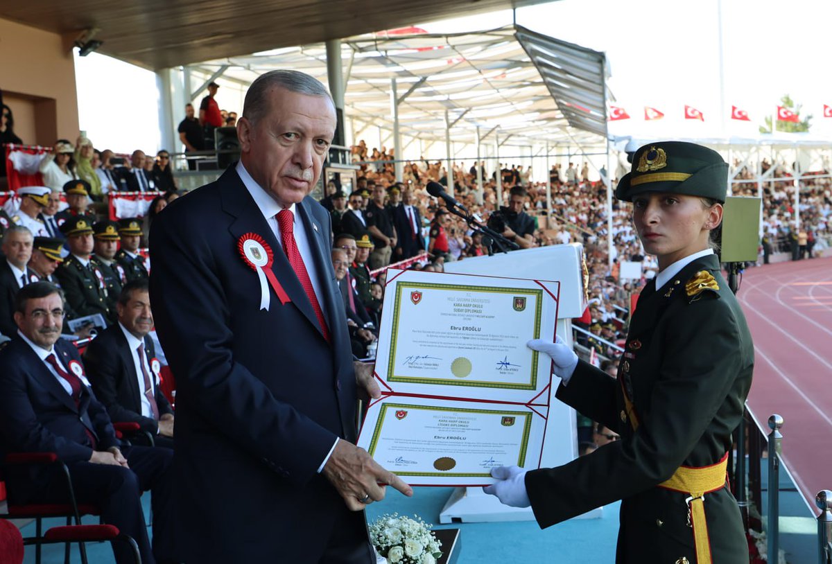 trthaber's tweet photo. "Bu bizim için ayrı bir şeref nişanesidir. Kızlarımız başarır."

Kara, Hava ve Deniz Harp Okulları'nda tüm dönem birincileri kız öğrenciler oldu. https://t.co/jIkGDtZ67T