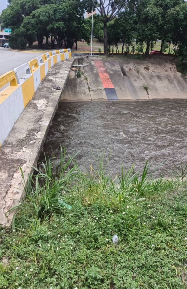 Funcionarios(as) del SNGR, se encuentran desplegados en Caracas, para supervisar y atender al pueblo ante las precipitaciones generadas en el país. 

Desde diversos puntos de la ciudad capital, se realiza monitoreo permanente del Río Guaire, para evaluar el nivel del mismo.