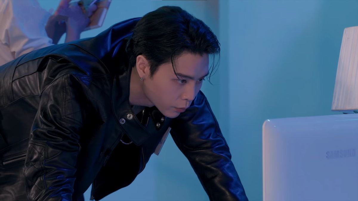 SUHLOOK's tweet photo. cast him as a detective in a movie now!! 

#JOHNNY #쟈니 https://t.co/8BjIOSS2if