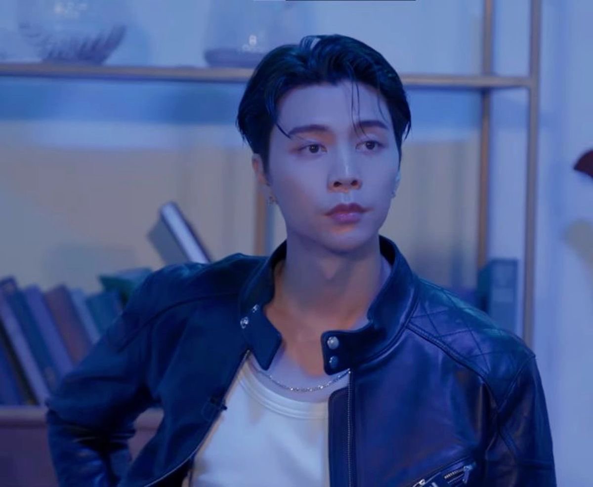 SUHLOOK's tweet photo. cast him as a detective in a movie now!! 

#JOHNNY #쟈니 https://t.co/8BjIOSS2if