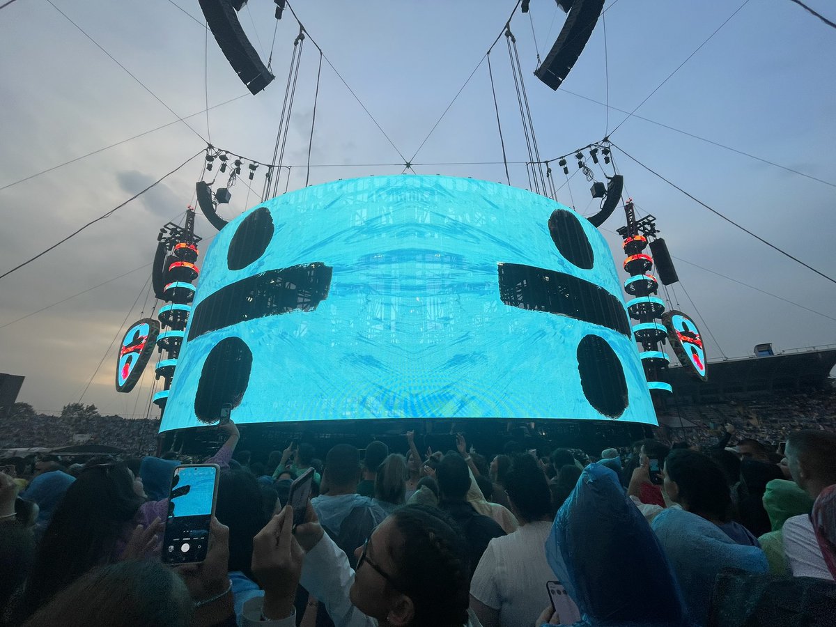 OliveAgent's tweet image. Има песни, които стават саундтрак във нашия си филм и усмихват или пък разчувстват до сълзи и връщат времето назад. Радвам се, че успях да ида. Да пееш с още 60000 човека е неописуемо и трябва да се преживее 🥰