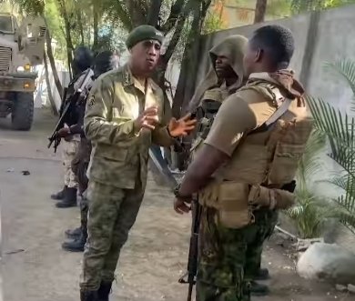 Jacqueshaitine1's tweet photo. Kòmandan an chèf #PNH la, #NormilRameau, reyalize yon seyans motivasyon jounen samdi 31 out 2024 la ak yon gwoup polisye ki nan divès inite espesyalize, avan yo pran direksyon Bèlè ak Solino nan kad operasyon antigang #PNH la ap mennen nan katye sa yo depi anviwon yon semèn. #JHN https://t.co/4rNEcgHris