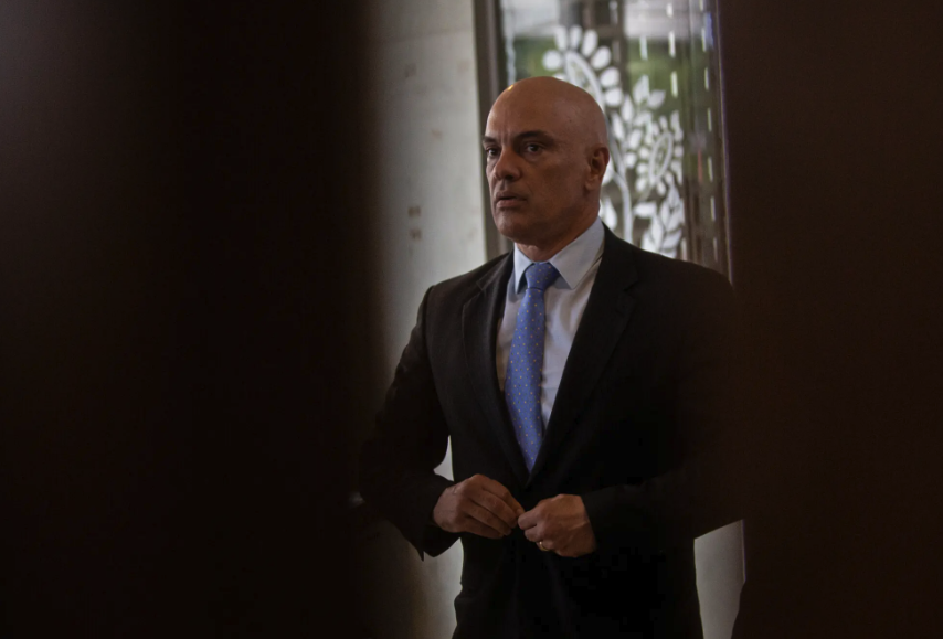 RichardHanania's tweet photo. NYT on Brazilian Supreme Court justice Alexandre de Moraes: "He has jailed people without trial for posting threats on social media; helped sentence a sitting congressman to nearly nine years in prison for threatening the court; ordered raids on businessmen with little evidence of wrongdoing; suspended an elected governor from his job; and unilaterally blocked dozens of accounts and thousands of posts on social media, with virtually no transparency or room for appeal."

In 2019, the Brazilian Supreme Court decided the court could open its own investigations instead of waiting for law enforcement. De Moraes began running an inquiry into "fake news," and started banning politicians, members of congress, and prominent right wing pundits. NYT got the orders to remove accounts, and they contain no explanation as to why. 

If tech companies want to appeal, the appeal goes to de Moraes, who rejects them. 

It sure looks like Brazil had a judicial coup in the last couple of years.