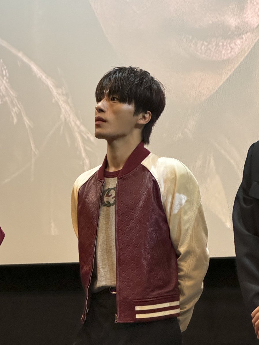 공식에서 올려준 
보정 1나도없는 쌩사진 폼이 미침
옆모습이 말이안됨