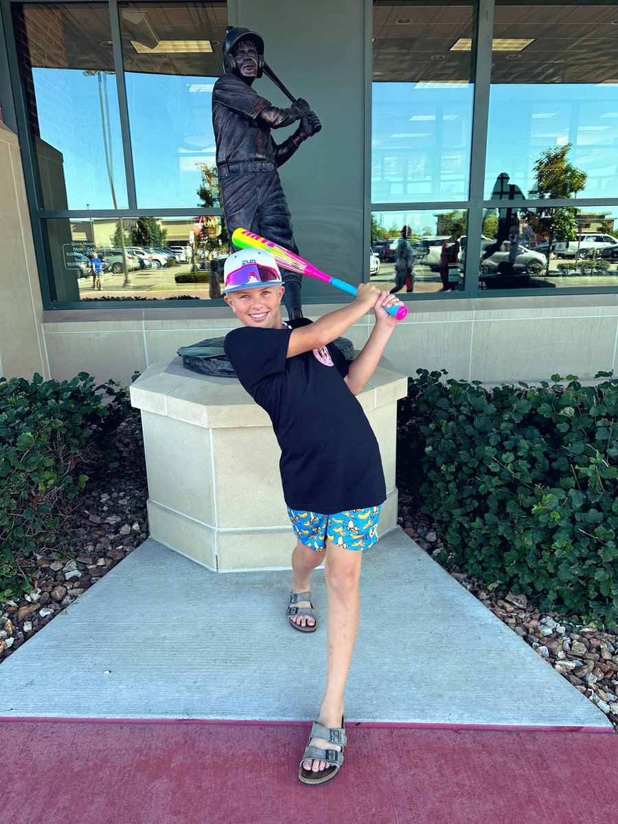 louloularue2's tweet photo. The Kid spent all the money he made working at the farm on a @soldier_sports TANK bat @SCHEELS in KC. Not sure I’ve ever seen him smile so hard. He’s currently sleeping with it. Oh to be a kid again 😂😂❤️⚾️❤️😂😂 #soldiertank #baseball #cute https://t.co/p32mkYrivh