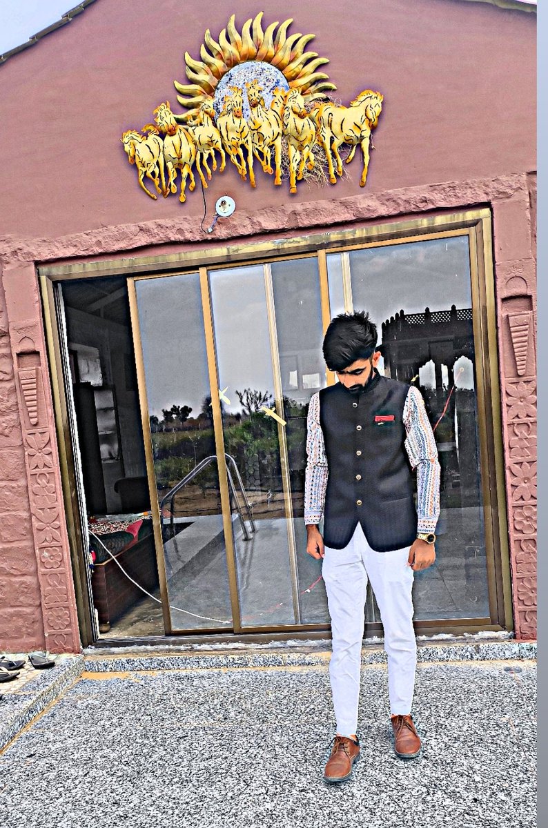 inarendrapratap's tweet photo. हमें फसा के यहां फासलों की उलझन में 
जमीन जरूर कहीं आसमान से मिलती है ।
                                           ~ JAUN ELIA https://t.co/kdORfmo3Wh