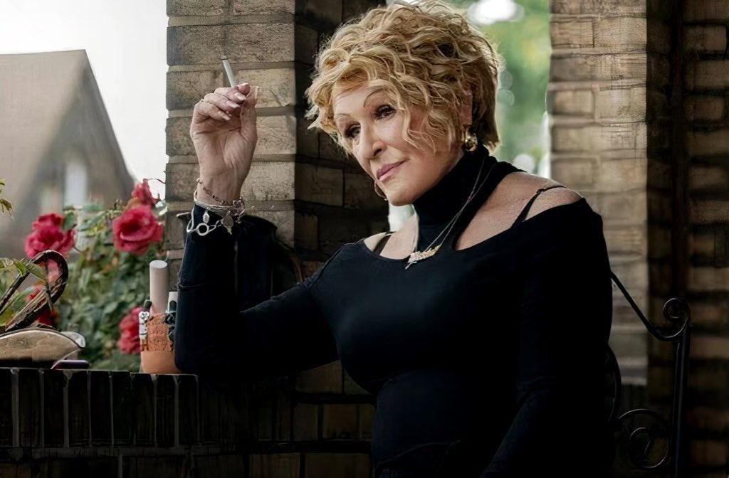 GivingShows's tweet photo. Glenn Close is gonna keep a cigarette lit in a film! https://t.co/3wRbiTXMDW