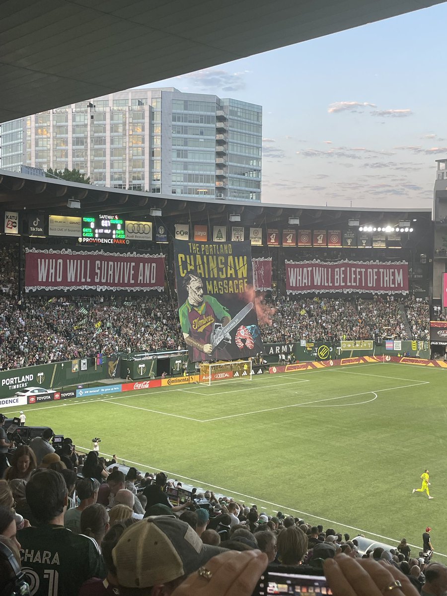 pdxsimmons's tweet photo. Build a bonfire ! #RCTID #PORvSEA https://t.co/BUbPs1oFDX