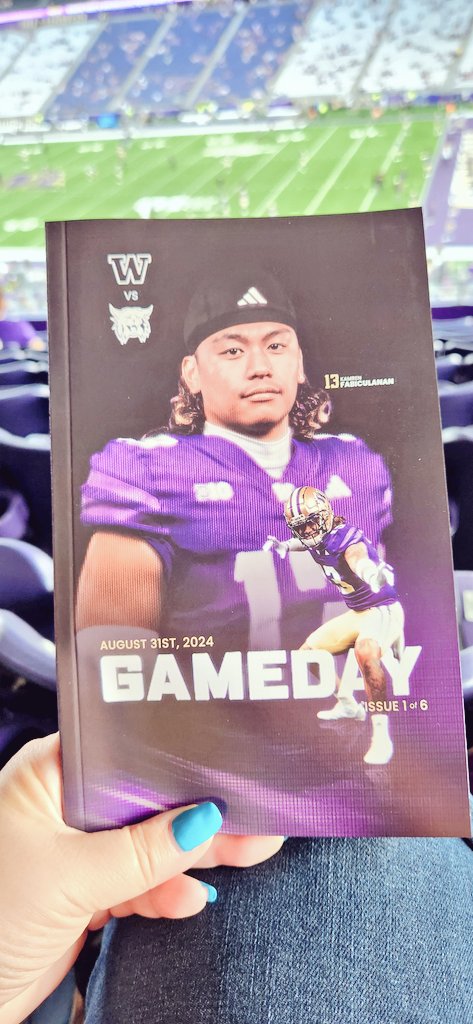 sako_thirty's tweet photo. Beautiful night for the first home B1G game!! #GoDawgs #ForTheW #GreatestSetting #PurpleReign #BeatWeberState https://t.co/bfFqUqPUib