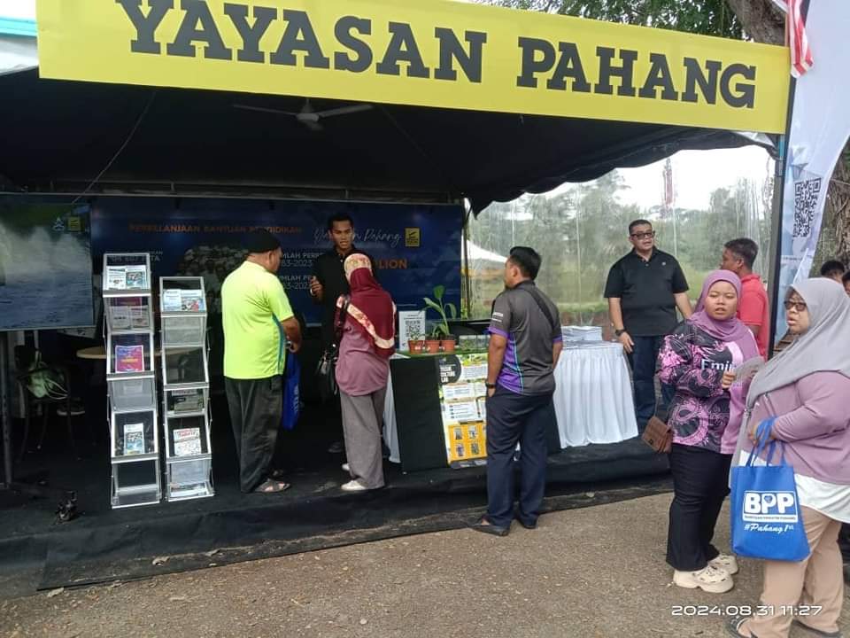 YayasanPahang's tweet photo. Hari terakhir juga Yayasan Pahang bersama orang-orang Raub @ Moh Karnival Makmur di Taman Tasik.
Bersama-sama kumpulan anak syarikat: UCYP, YPAS, MTNP, MTTNP bersedia dengan
pelbagai info untuk orang-orang Raub😅
#yp4u #yayasanpahang #ucyp #mtnp #mttnp #ypas https://t.co/hUaUWxMICD