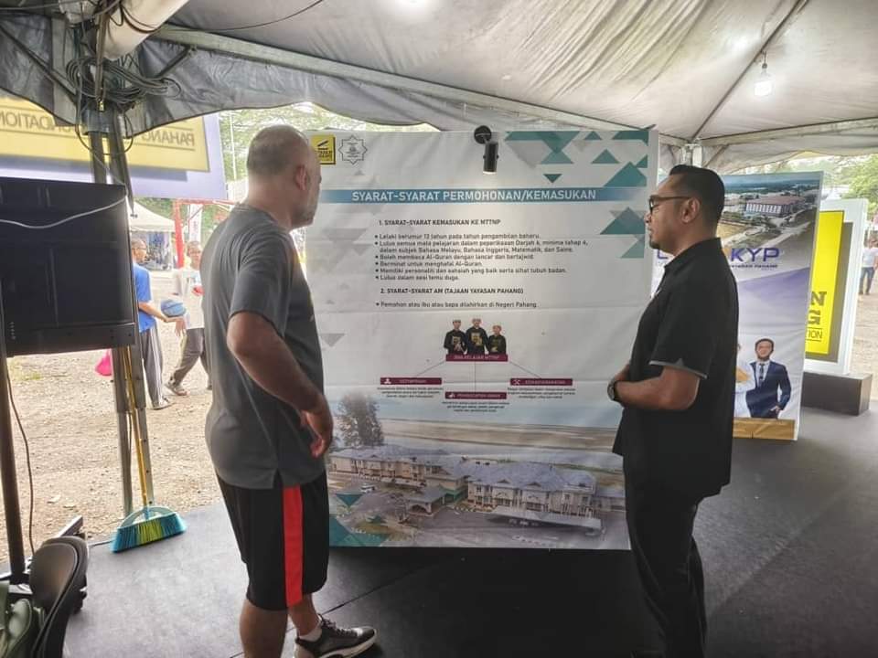 YayasanPahang's tweet photo. Hari terakhir juga Yayasan Pahang bersama orang-orang Raub @ Moh Karnival Makmur di Taman Tasik.
Bersama-sama kumpulan anak syarikat: UCYP, YPAS, MTNP, MTTNP bersedia dengan
pelbagai info untuk orang-orang Raub😅
#yp4u #yayasanpahang #ucyp #mtnp #mttnp #ypas https://t.co/hUaUWxMICD