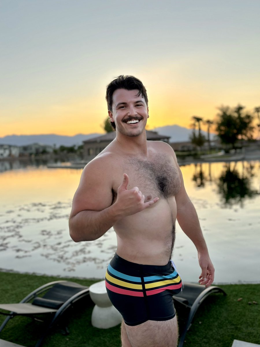 MorganFigge's tweet photo. Good evening from Palm Springs ☀️🌴 https://t.co/fH8PrLJaP6
