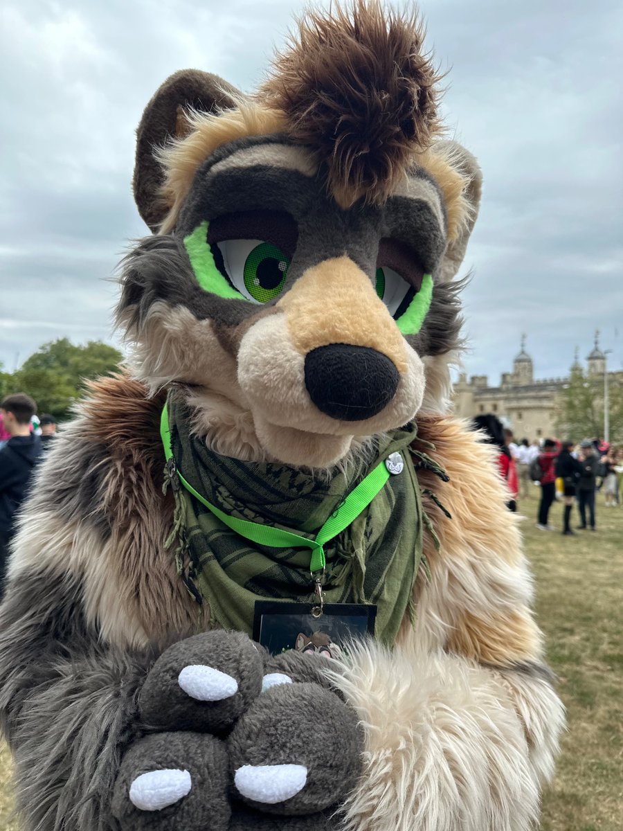 皆が寝静まれば 僕の出番来る」
When everyone sleeps, it’s my turn to shine 

Another shenanigan at <a href="/LondonFurs/">LondonFurs</a> #LFM #furry