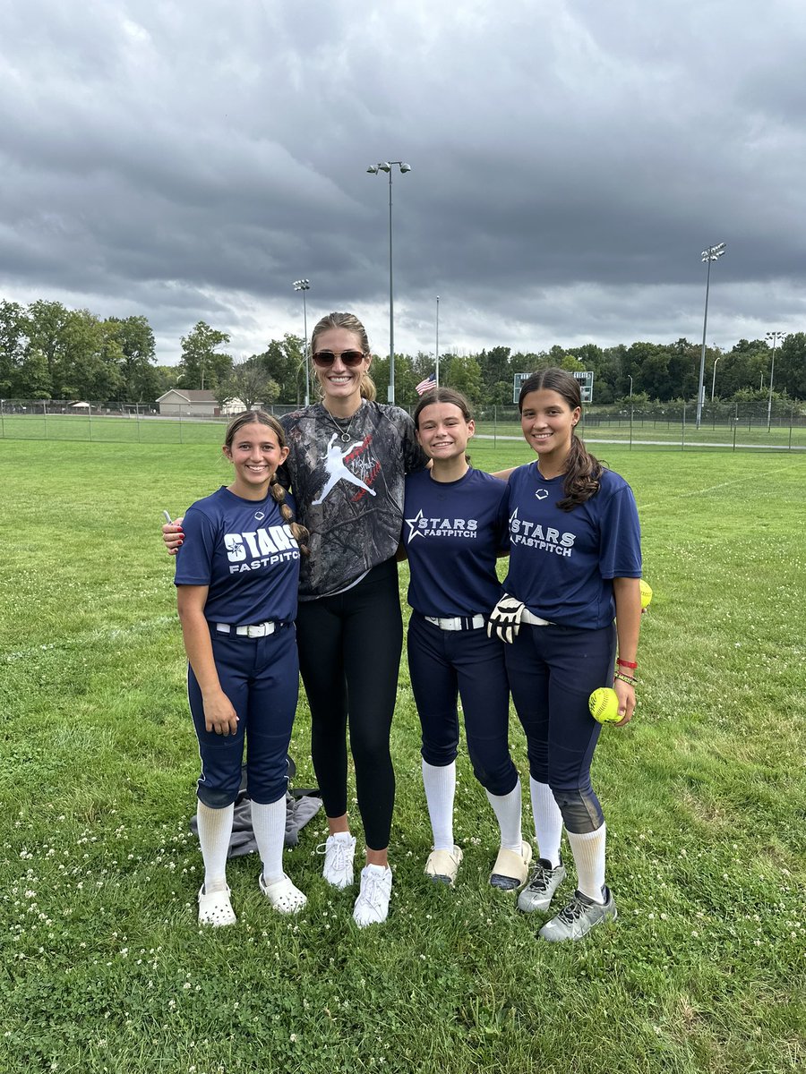 AvaSiminoff2027's tweet photo. Had such a great time at the Diamonds in the Dirt camp! Was a great experience getting to meet and listen to @MontanaFouts. Thank you to all the coaches for the amazing instruction, can’t wait to apply it to my game this fall! @stars_FPNJ @Grace_Catcher14 https://t.co/i04kJsU9mR