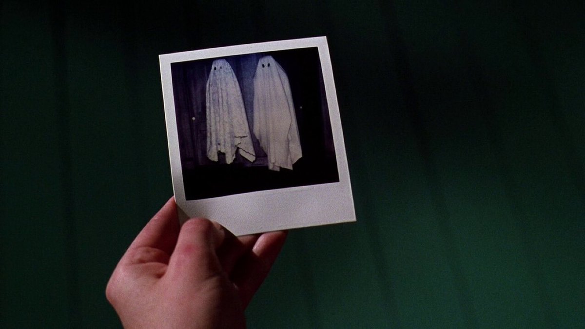 TheCinesthetic's tweet photo. Beetlejuice (1988) dir. Tim Burton https://t.co/FeG3N6Ej2k