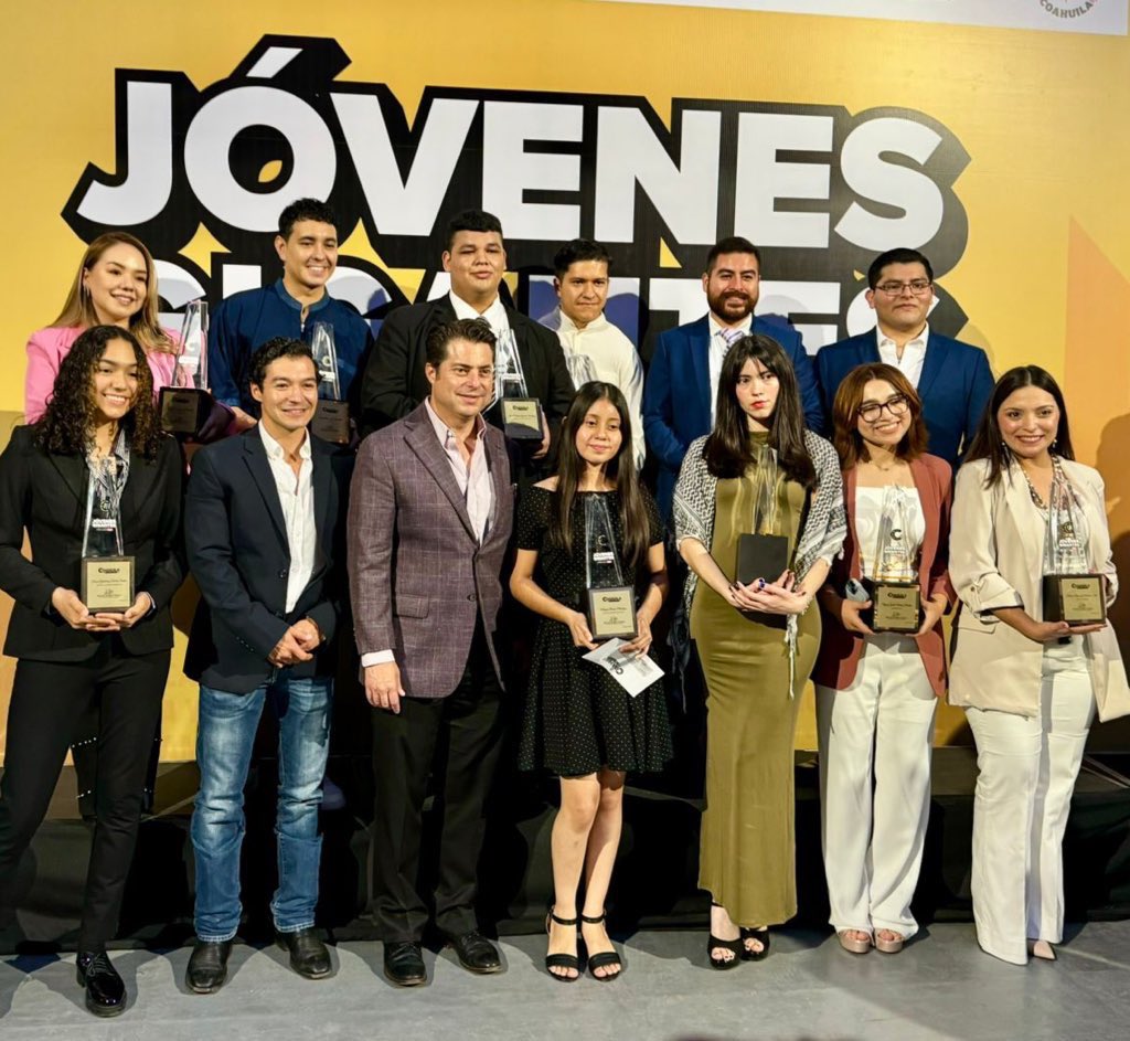 melis_soto's tweet photo. Recibí de manos del Gobernador del Estado @manolojim el #PremioEstatalDeLaJuventud2024 en la categoría de Logro Artístico y Cultural. Muchas gracias @IvanTerashima @ICOJUVECoahuila @enriquemym @GobDeCoahuila ¡Felicidades a todos los galardonados! #JóvenesGigantes https://t.co/sLlQhizHD2