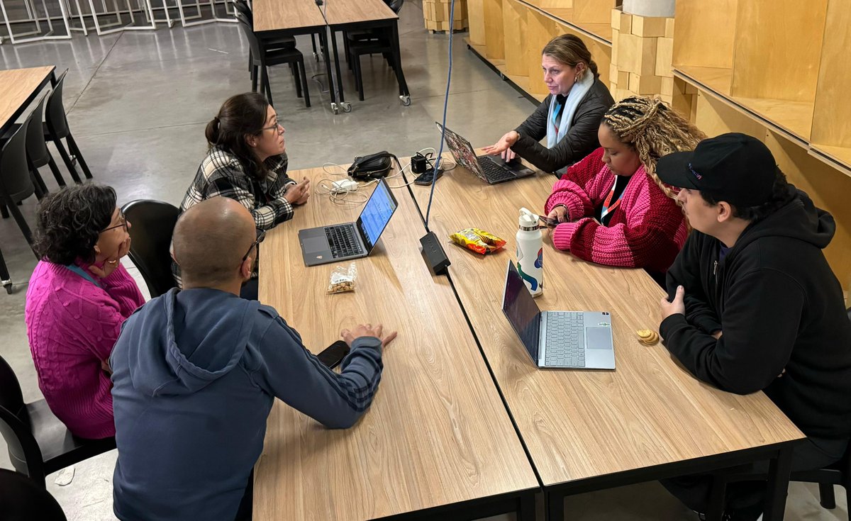 ¡El jurado deliberando los proyectos ganadores de la #Hackatón 🚀 de #MediaParty 🎉 Buenos Aires 2024!

👥 <a href="/AnaValacco/">Ana Paula Valacco 💚</a> - <a href="/sembramedia/">SembraMedia</a>, Jessica Gomes - <a href="/meedan/">Meedan</a>, <a href="/iksoviet/">NicoRusso</a>, <a href="/M_Blayer/">mBlayer</a> - <a href="/GoogleDevExpert/">@GoogleDevExpert</a>, <a href="/Maggilista/">Maggie Farley maggilista.bsky.social</a> - <a href="/ICFJ/">International Center for Journalists</a>