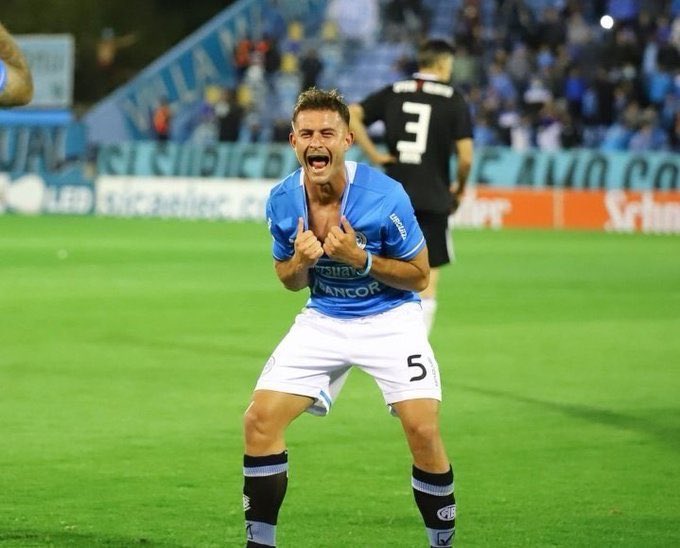Me quedo con esta foto que representa a Longo en su totalidad. Un pibe surgido del club lleno de fantasías como todos los demas. En esos sueños no creo que haya habido ninguno tan bueno como lo fue su realidad. Debuto en un momento en donde Belgrano sufría, no le encontraba la