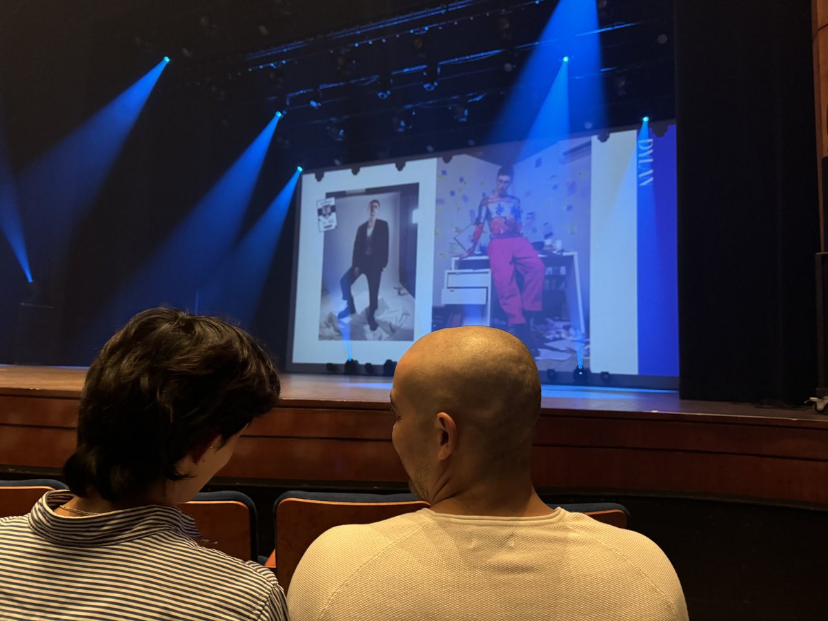 SuperGirlKels's tweet photo. SEEING ONE OF YOUR BEST FRIENDS IN CONCERT IS INSANE #EAST2WEST @kingsrockdyl ITS SHOW TIMEEE
💃 🪩 🕺 https://t.co/LyxMmeeIBe