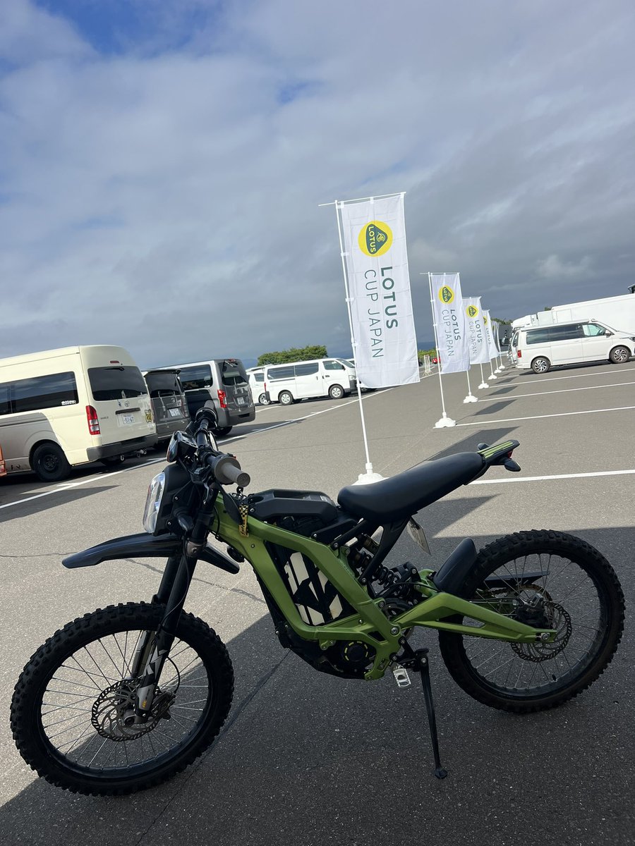 RacingMCsimo's tweet image. ロータスカップジャパン第3戦
四輪レースなのにサーロンが大人気（笑）
みんなめっちゃ試乗しにくる

#SURRON
#LightBee