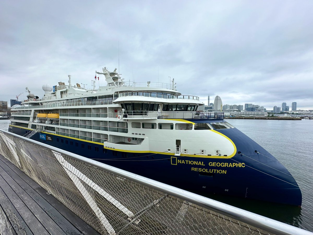 osanbashi_yok's tweet photo. おはようございます！横浜港大さん橋国際客船ターミナルです🛳️

9月のトップバッターは
客船「NATIONAL GEOGRAPHIC RESOLUTION」
なんと横浜初入港✨

大さん橋の屋上からは、ちょうどブリッジ（船橋）が同じくらいの高さで見ることができます！

ご覧になる際はお天気にお気をつけください☁️ https://t.co/0Xnt8ziFkd