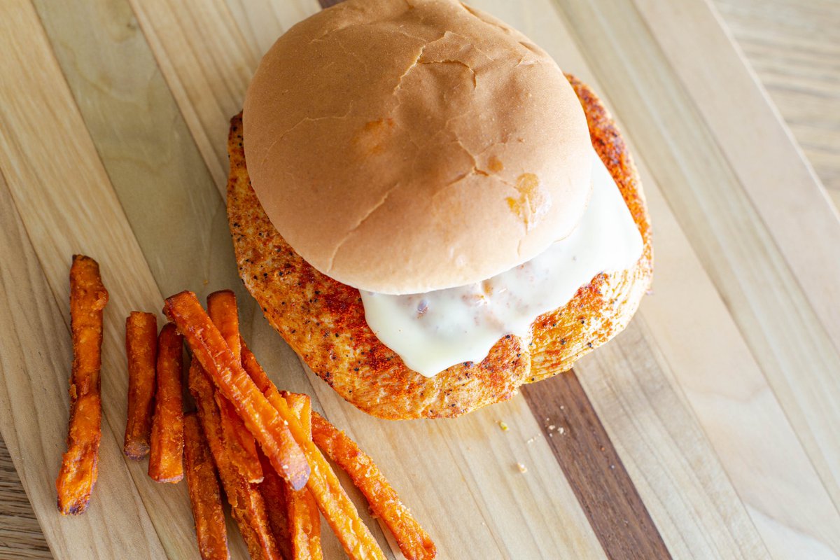 Golden, crispy perfection on a bun, paired with sweet potato fries that hit the spot every time. 🍔🍟 The perfect combo for your next meal! #oliveburger #eatoliveburger #burger #chickenburger #halalfood #chickenspicy #sweetpotatofries #planotx #richardsontx #friscotx #dfwfoodie