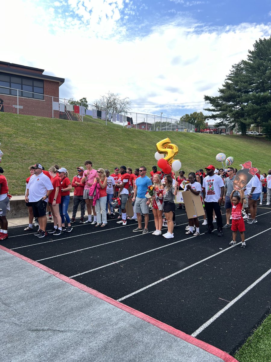 AltonAthletics's tweet photo. Some images from today’s Senior Day. Thank you Redbird Seniors and Parents. #REDBIRDPRIDE @AHS_Redbirds https://t.co/tg2KMvfnIa