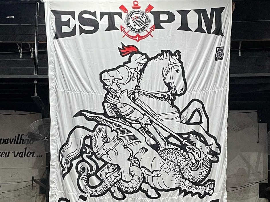 MeuTimao's tweet photo. ⚔️ | A Estopim da Fiel, uma das torcidas organizadas do Corinthians, oficializou o tema da 114ª bandeira para a celebração dos 114 anos do clube, comemorados no domingo. O grupo criou o símbolo em homenagem a São Jorge, padroeiro do Timão.

📸 Divulgação / Estopim https://t.co/4Upj1Df0pz