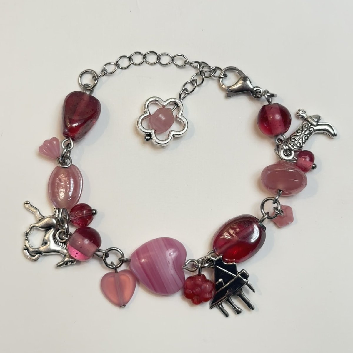 braceletladyy's tweet image. giveaway!! 

my next drop is in a week! 3 winners will recieve a giftcard to my shop AND early access to the drop!!

to enter:
-follow me + rt
-rt my pinned tweet

ends 9/7, the day of the drop!!