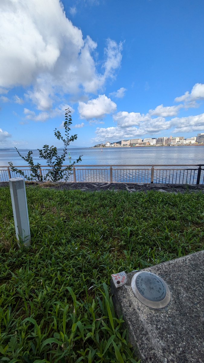 TriangulationP's tweet photo. 今週の三角点
■白潟公園
等級 :　四等三角点
緯度 :　35.465243722
経度 :　133.052633444
標高 :　3.71m
COD :　TR45333105401
場所 :　島根県松江市
宍道湖を見渡せて気持ちが良い三角点
#三角点
#三角点を踏まない
#三角点Viewerいつもありがとう https://t.co/yq83yVBrPJ