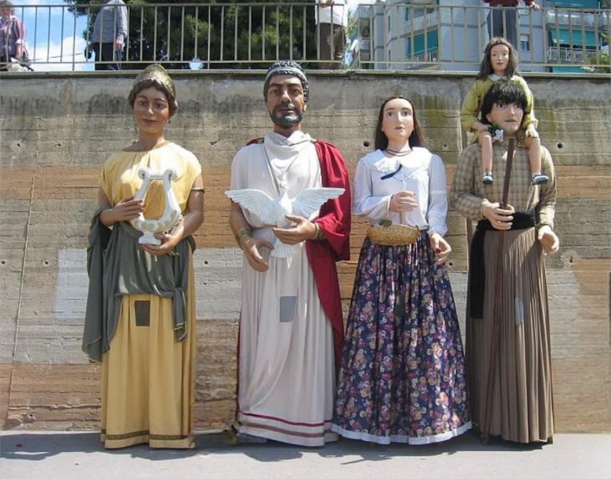 També celebrarem els 20 anys d’en Pau i la Musa . Els altres gegants que te Sant Adrià i que es van presentar amb motiu del Fòrum de les Cultures al 2004. El bateig va ser al Riu Besos . 
La cultura i la pau representades en La Musa i en Pau.