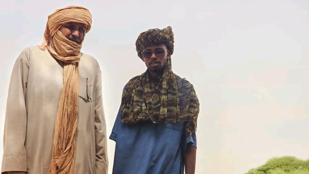 Tanakranet's tweet photo. L'alliance des rebelles du Sahel ( #ARS) est née
Du berger à la bergère. Après la prétendue alliance des États du Sahel qui regroupe le Mali, le Burkina et le Niger, trois pays aujourd'hui pris en otage par des juntes sanguinolentes et destructrices, l'on assite maintenant à la formation d'une coalition des forces armées, opposées aux militaires.
Dans ce cadre bien défini et par rapport à cet objectif stratégique, très clair, les rebellions nigérienne et malienne se sont concertées dans le nord du Mali. Il s'est agi au cours de la rencontre inédite de déterminer, de concert, les contours et pourtours d'une alliance, de discuter dans le menu des détails des modalités d'un pacte d'assistance et d'entraide mutuelle. Qui plus est, la rébellion toubou qui évolue dans les confins de la frontière libyenne, pourrait désormais, avec l’aide de ses nouveaux alliés, s’installer dans les zones contrôlées par ceux-ci, proches d’importantes d’importantes agglomérations, en faire des cibles militaires.
Ainsi donc, du 25 au 29 août 2024, une mission de haut niveau de la plus grande importance des dissidents nigeriens du FPL( groupe armé) a séjourné au Mali auprès de leurs pairs du CSP-DPA. Les émissaires ont été reçus par Alghabass Ag Intalla le maître des lieux.
Il ressort des entretiens qualifiés de fructueux par tous les protagonistes que les deux parties conviennent, d'emblée, de se prêter main forte mutuellement chaque fois que l'une d'entre elles est agressée par l'union apparente et douteuse des putschistes. En clair, si le drapeau de l'AES est agité, l'étendard des rebellions armées est brandie.
Chaque fois, qu'il y aura une intervention coordonnée des régimes militaires ou des frappes contre des positions des dissidents, il y aura désormais une riposte synchronisée et collective de la part de ces derniers. Les factions armées comptent se battre l'une aux côtés de l'autre, envisagent de fédérer, s'il ya lieu, de fusionner même leurs forces, de mener des actions conjointes, bref s'engagent à lutter ensemble contre les ennemis communs pour le triomphe de leurs idéaux respectifs notamment le respect des droits et de la dignité de tous les peuples.
Individuellement pris, chaque groupe enregistre des succès militaires retentissants et des percées significatives sur le terrain. Embarqués dans la même barque, on imagine que les États déliquescents dirigés par des militaires hystériques et mégalomanes qui leur font face deviennent des proies plus faciles encore. On ne peut vouloir accéder au pouvoir et s'y maintenir par la force et les armes et s'attendre à autre chose qu'à une lutte armée et à des rebellions pures et dures.
Les armes parleront entre elles et les combattants s'affronteront jusqu'à ce qu'on arrive à un vainqueur et à un vaincu, au prix du sang et de la vie. La faute à des militaires mutins et pouvoiristes qui veulent appliquer les ŕègles de la guerre et des casernes en lieu et place des lois de la République, contre les principes de l'Etat de Droit, les valeurs de la démocratie. Depuis toujours, d'un putschiste nait un dictateur, d'un dictateur nait un rebelle.
Samir Moussa
