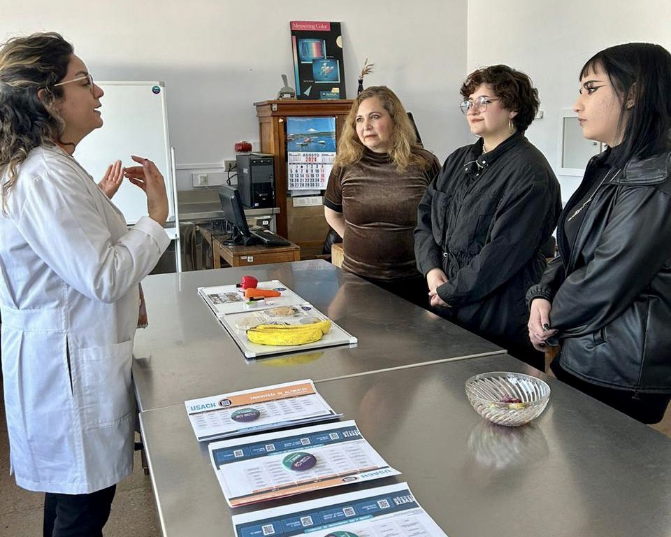 decytal_usach's tweet photo. 🦁Recibimos la visita de futuros estudiantes a los laboratorios de DECYTAL.

➡️En esta visita a la @usach, organizada por @AdmisionUsach, las profesoras Carla Arancibia y Natalia Riquelme mostraron las dependencias de los laboratorios de nuestro  Departamento a los visitantes. https://t.co/8mudyeTnEA
