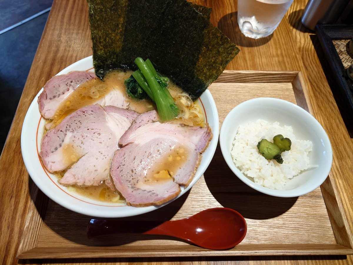 abdullah_thex's tweet photo. #家系ラーメン 
#NOODLEWORKS茅ヶ崎新栄町店
チャーシュー麺 1090円
lunchサービス半ライス付き
ごちそうさまでした https://t.co/os9YKHpGYa