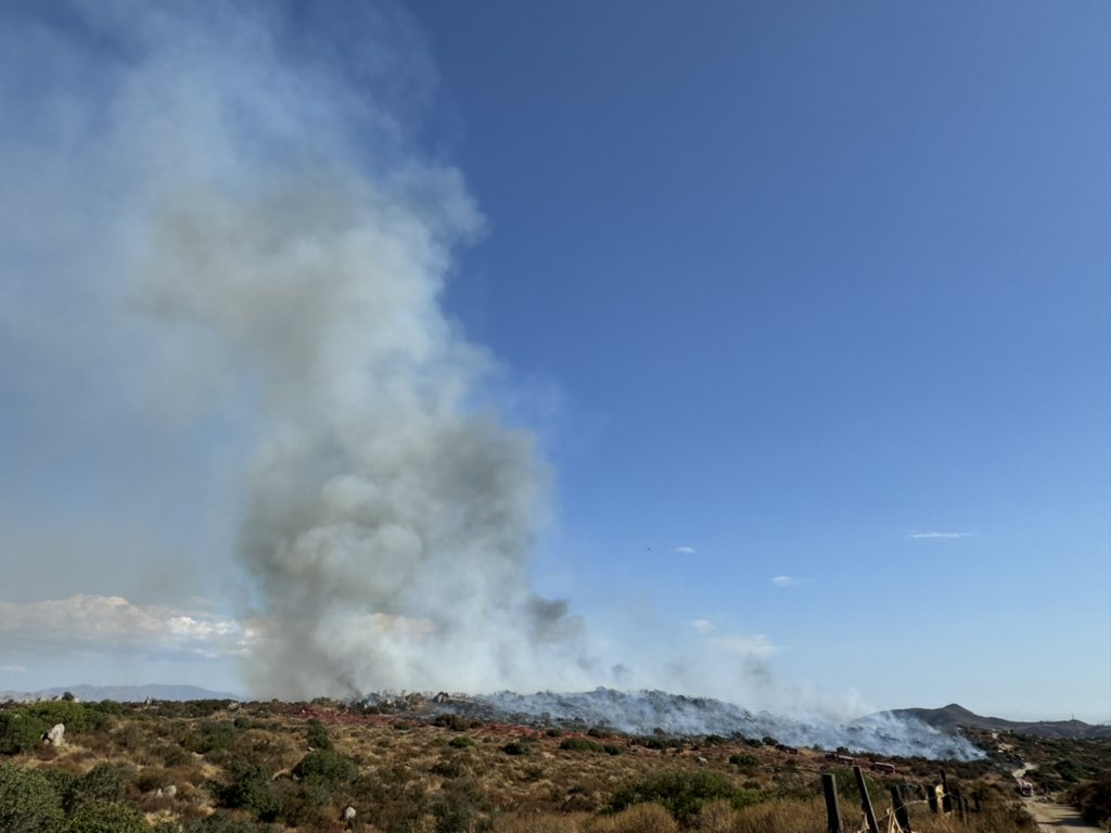 firevalleyphoto's tweet photo. #MintonFire in Juniper Flats Riverside County https://t.co/Au4OpAaUuM