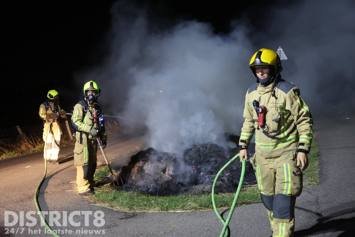 RedactieD8's tweet photo. Langs de #Veilingroute op het fietspad in #Wateringen heeft vannacht een fikse bermbrand gewoed. De brandweer kwam met spoed ter plaatse en wist de brand te blussen. https://t.co/mlJm6poHEz