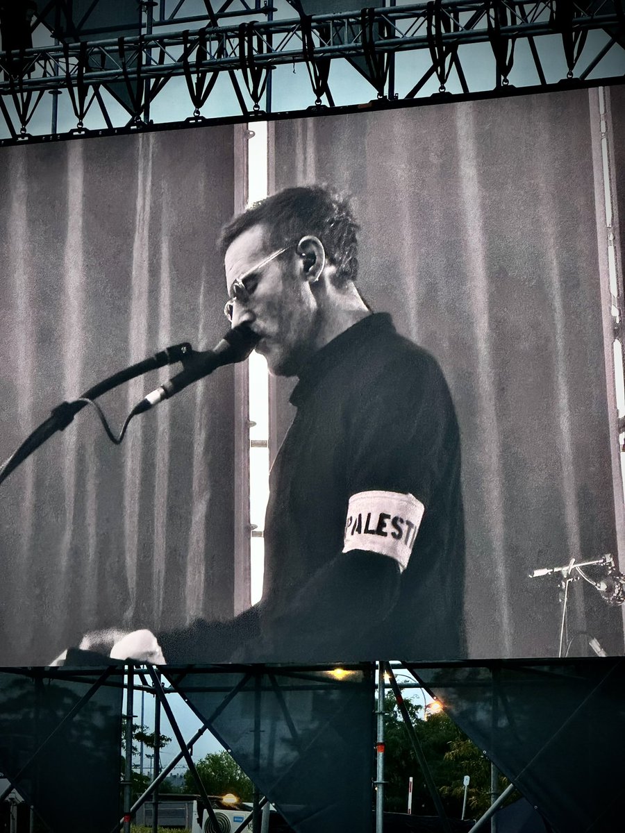 tomas_mcnulty's tweet photo. Inolvidable el bolazo de Massive Attack en Kalorama 🇵🇸 Rise Up Against Fascism ✊ https://t.co/5icaNm7WaP