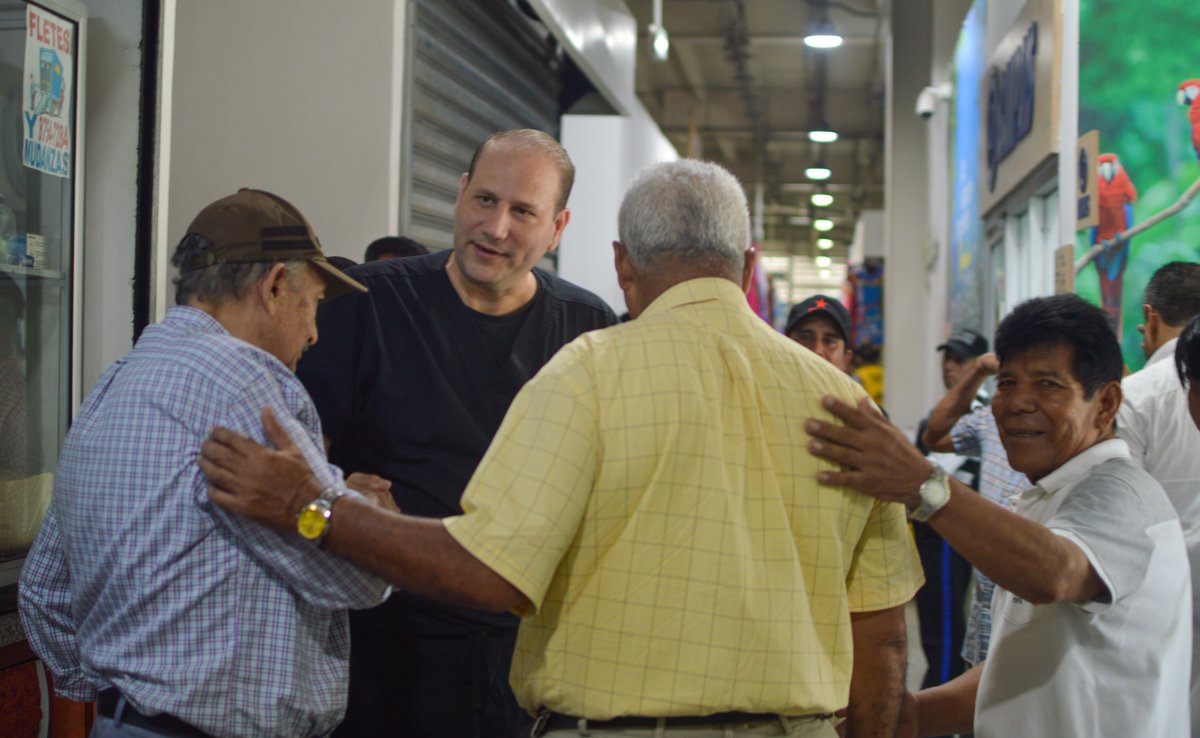 RomanCandidato's tweet photo. Con mucho entusiasmo compartimos con hombres y mujeres que por décadas han trabajado y han convertido al Mercado de Artesanías de Guamilito en importante símbolo de San Pedro Sula. Hoy les expusimos nuestra propuesta para para modernizar a #SanPedroSula #libre. https://t.co/yNVh665jgQ
