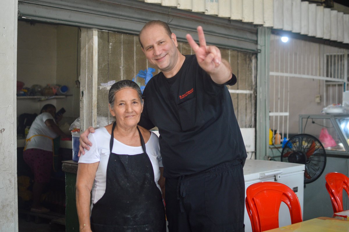 RomanCandidato's tweet photo. Con mucho entusiasmo compartimos con hombres y mujeres que por décadas han trabajado y han convertido al Mercado de Artesanías de Guamilito en importante símbolo de San Pedro Sula. Hoy les expusimos nuestra propuesta para para modernizar a #SanPedroSula #libre. https://t.co/yNVh665jgQ