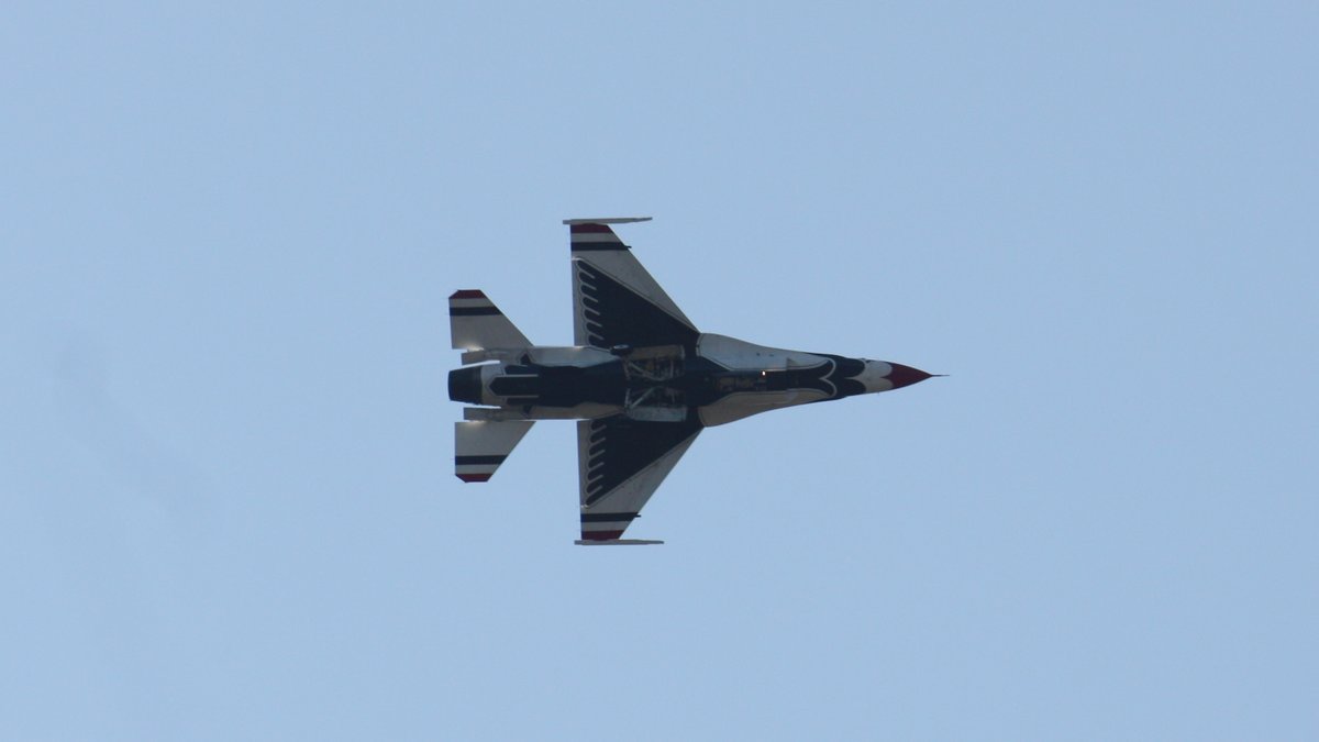 ikluft's tweet image. Today I got pictures... USAF Thunderbirds F-16s returning from Oregon International Air Show in McMinnville #KMMV, turning final to Portland International Airport (and Air National Guard base) #KPDX. These views were from my home in Portland this afternoon. #military #aviation