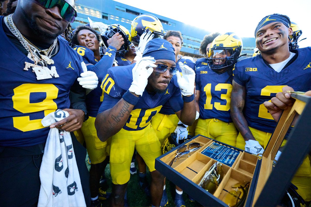 UMichFootball's tweet photo. Broke out the Buffs early! 😎 https://t.co/T7C7CG9NIp