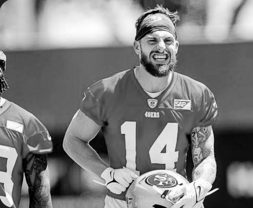 Fantasy_HOF's tweet photo. @DionLimTV reporta que el receptor novato de los 49ers Ricky Pearsall, recibió un disparo en un incidente de robo en Union Square. 🙏😢 https://t.co/v5KeTM1LAK
