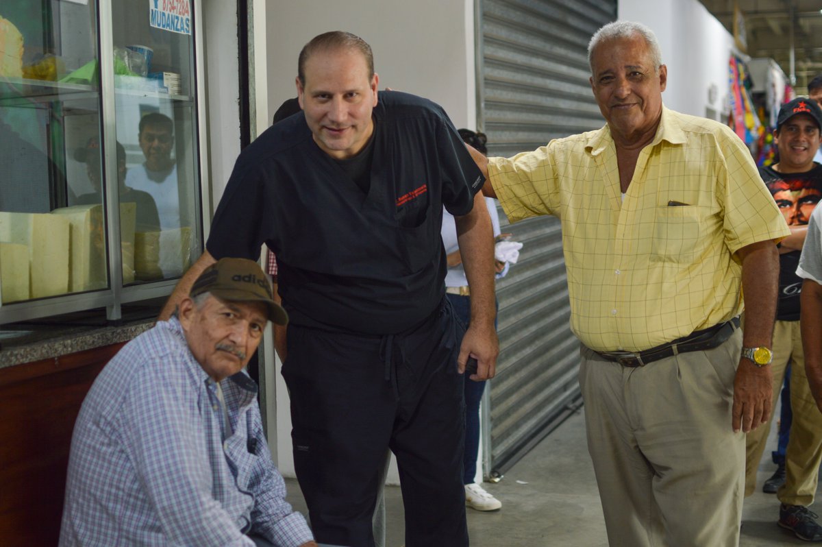 RomanCandidato's tweet photo. El equipo de trabajo, integrado por líderes experimentados y jóvenes entusiastas, compartimos con nuestros amigos del Mercado de Artesanías de Guamilito la propuesta de gobierno municipal que hemos publicado en el sitio web https://t.co/fZASyxTStk https://t.co/b6F1BlcPAw